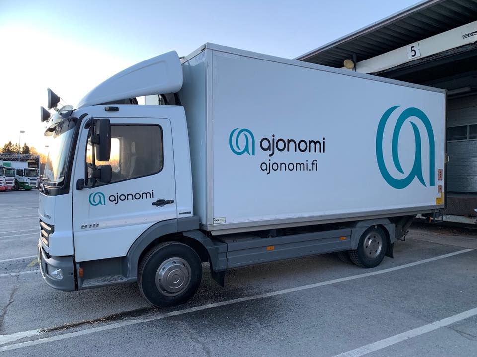 Ajonomin kuorma-auto terminaalin lastauslaiturilla