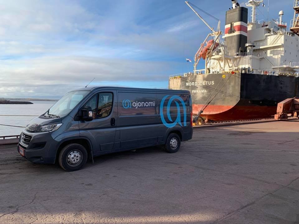 Ajonomi yhteystiedot Ajonomin pakettiauto satamassa